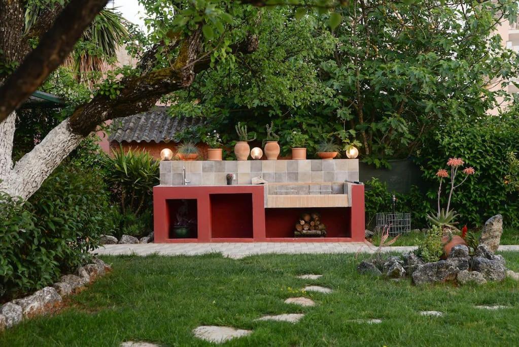 The Red House In Dassia Buitenkant foto